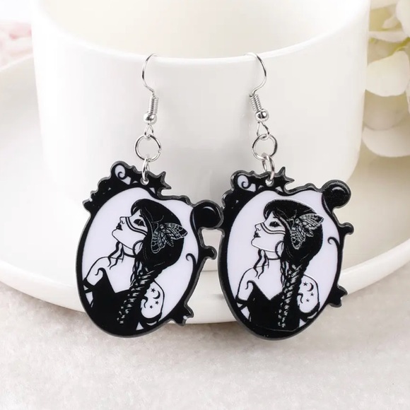 ๐๐ Gothic Girl Dangle Earrings - Picture 1 of 5